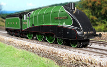 Load image into Gallery viewer, LNER Streamlined B17 City of London 2870- Hornby - R30406
