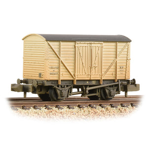 BR 10T Insulated Van BR White [W] - Bachmann -373-725D