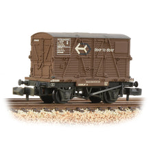 Load image into Gallery viewer, Conflat Wagon BR Bauxite (Early) with &#39;Door-To-Door&#39; BD Cont. [W, WL] - Bachmann -377-331
