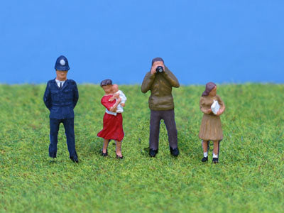 PD MARSH OO GAUGE PAINTED STANDING PEOPLE