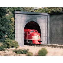 Load image into Gallery viewer, HO Concrete Single Tunnel Portal - Bachmann -WC1252
