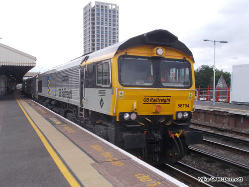 *Class 66 794 'Steve Hannam' Railfreight Petroleum