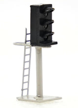 Load image into Gallery viewer, 3 Aspect Platform Mounted Signal N Scale - Gaugemaster Track - 276

